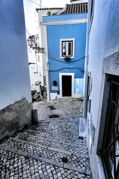 曇りの日にポルトガルのリスボン市の壮大なファサード 窓やバルコニー付きの狭くカラフルな通り — ストック写真