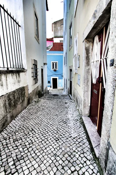 구름낀 포르투갈의 리스본 발코니가 거리들 — 스톡 사진