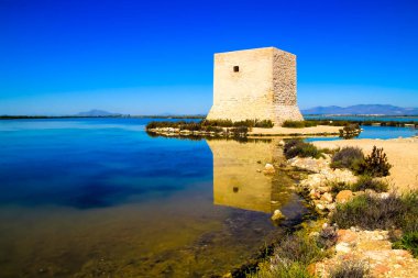 Santa Pola, Alicante, İspanya 'da tuz gölleriyle çevrili güzel Tamarit kulesi