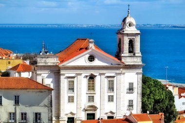 Lizbon 'daki Santa Luzia' nın bakış açısından güzel Aziz Stephen manzarası. Güneşli bir günde arka planda Tagus nehri