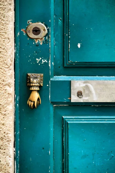 Vieille Colorée Porte Bois Endommagée Avec Frappeur Porte Lisbonne Portugal — Photo