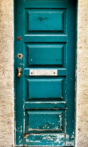 Porta Madeira Velha Colorida Danificada Com Batedor Porta Lisboa Portugal — Fotografia de Stock