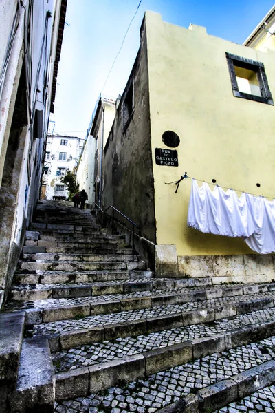 Calles Estrechas Coloridas Con Majestuosas Fachadas Ventanas Balcones Ciudad Lisboa — Foto de Stock