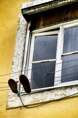 Baharda Lizbon sokaklarında klasik sokak lambasıyla eski renkli ve güzel yüzler.