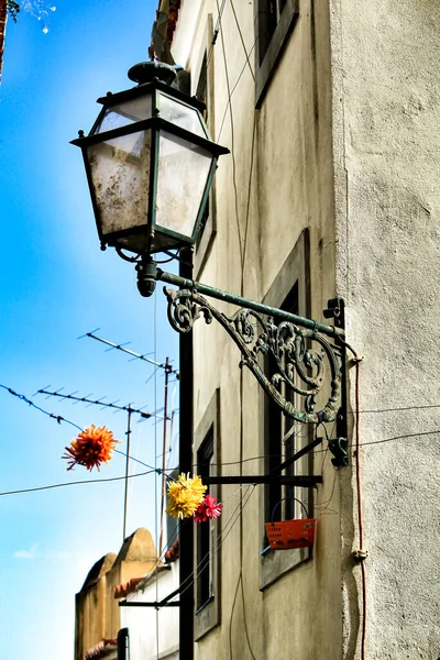 Gamla Färgglada Och Vackra Fasader Med Vintage Gatubelysning Lissabons Gator — Stockfoto