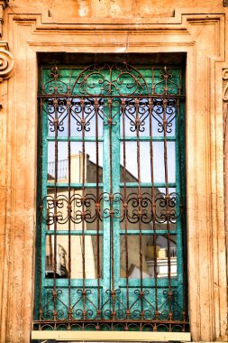 Murcia 'daki Piskopos Sarayı cephesinin mavi penceresi.