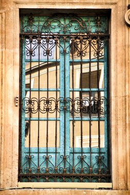 Murcia 'daki Piskopos Sarayı cephesinin mavi penceresi.