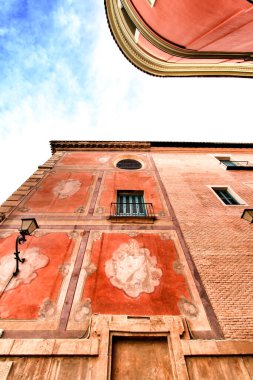 Murcia 'daki eski renkli Piskoposluk Sarayı cephesi mavi gökyüzünün altında