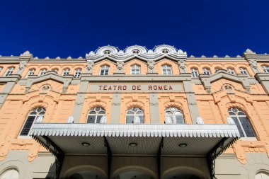 Güzel ve görkemli Roma Tiyatrosu Murcia 'da masmavi gökyüzünün altında