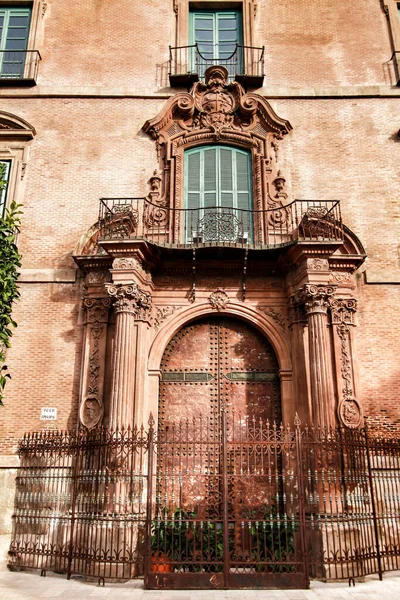 Όμορφο Παλιό Επισκοπικό Παλάτι Κολοσσιαίο Σφυρήλατο Μεταλλικό Φράχτη Στη Murcia — Φωτογραφία Αρχείου
