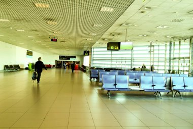 Lizbon, Portekiz- 11 Mart 2020: Covid-19 krizinin ortasında Lizbon Havalimanı 'nda Humberto Delgado veya Portela Havaalanı olarak adlandırılan az sayıda insan