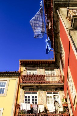 Ocak ayında Porto şehrinde güzel ve eski renkli cepheler