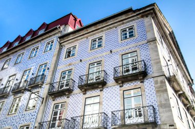 Ocak ayında Porto şehrinde güzel ve eski renkli cepheler