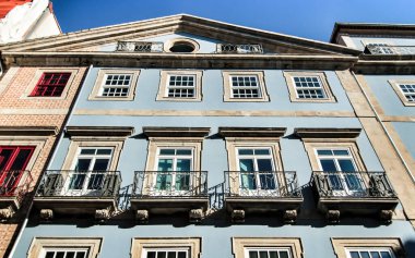 Ocak ayında Porto şehrinde güzel ve eski renkli cepheler