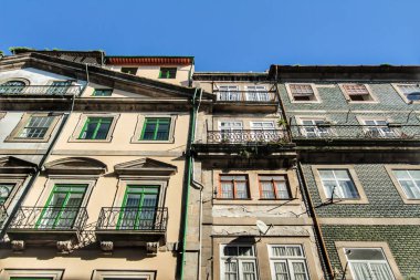 Ocak ayında Porto şehrinde güzel ve eski renkli cepheler