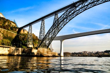 Porto 'daki Douro Nehri' nin suları üzerinde Dom Luis I adlı güzel ve devasa demir köprü.
