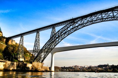 Porto 'daki Douro Nehri' nin suları üzerinde Dom Luis I adlı güzel ve devasa demir köprü.