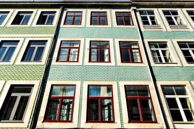 Ocak ayında Porto şehrinde güzel ve eski renkli cepheler