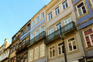 Ocak ayında Porto şehrinde güzel ve eski renkli cepheler