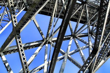 Porto 'daki Douro Nehri' nin suları üzerindeki I. Dom Luis adlı güzel ve devasa demir köprünün yapısı.