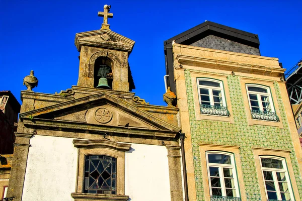 Piękna Stara Fasada Starej Parafii Nad Brzegiem Rzeki Douro Porto — Zdjęcie stockowe