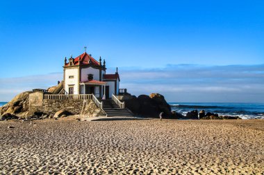 Portekiz 'in kuzeyinde Porto' nun güneyinde Miramar sahilinde Senhor da Pedra adlı güzel bir şapel.