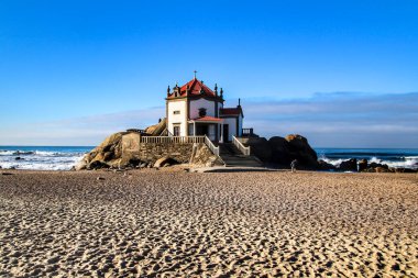 Portekiz 'in kuzeyinde Porto' nun güneyinde Miramar sahilinde Senhor da Pedra adlı güzel bir şapel.