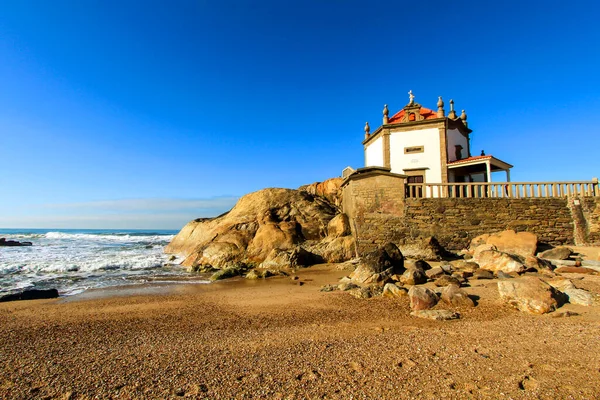 葡萄牙北部波尔图南部Miramar海滩的一个叫Senhor Pedra的美丽的小教堂 — 图库照片
