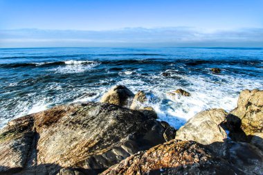 Portekiz 'in Miramar sahilinde kışın güzel ve cesur bir deniz.