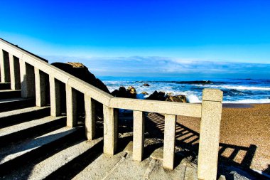 Portekiz 'in Miramar sahilindeki Sinyor da Pedra Şapeli' nden güzel cesur deniz manzarası.