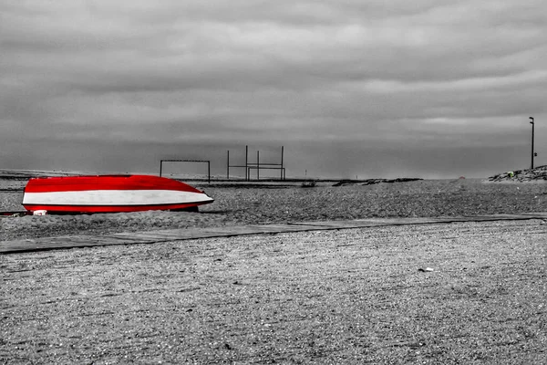 Barco Pesca Rojo Blanco Varado Playa Aguda Día Nublado Invierno — Foto de Stock