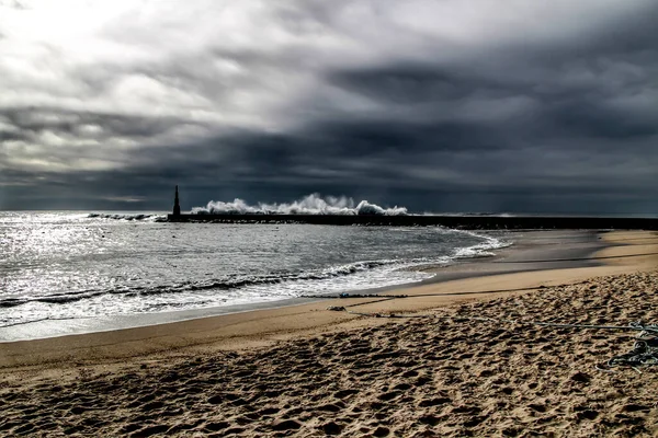 Óriási Hullámok Törnek Hullámtörőn Világítótoronyon Aguda Beach Miramar Ban Arcozelos — Stock Fotó