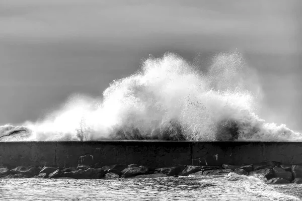 Гигантские Волны Ломаются Волнорезе Пляже Агуда Мирамар Город Аркоос — стоковое фото