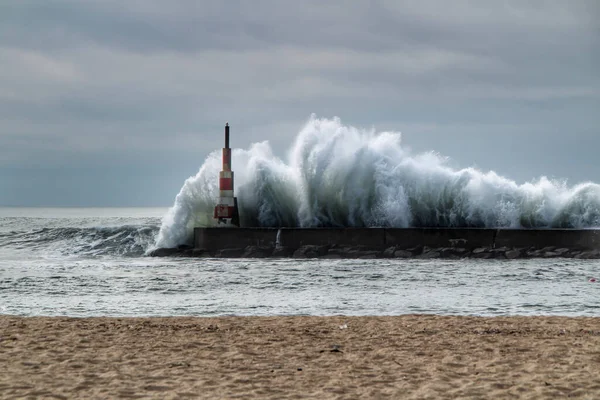 Onde Giganti Che Infrangono Sul Frangiflutti Sul Faro Sulla Spiaggia — Foto Stock