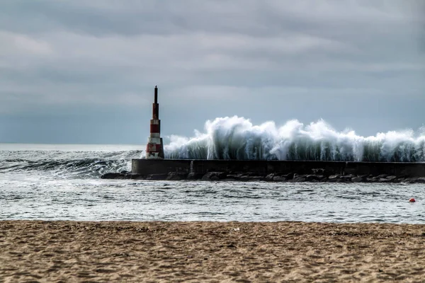 Olas Gigantes Rompiendo Rompeolas Faro Playa Aguda Miramar Ciudad Arcozelos — Foto de Stock