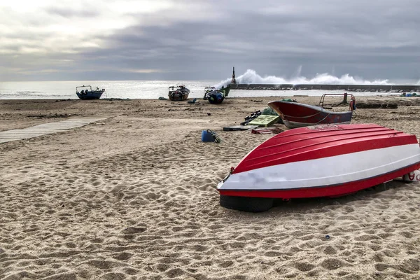 Aguda Parton Rekedt Halászhajók Aguda Beach Világítótornyán Kitörő Óriási Hullámok — Stock Fotó