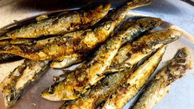 Yazın İspanya 'da kavrulmuş sardalya.