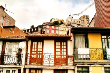 Ocak ayında Porto şehrinde güzel ve eski renkli cepheler