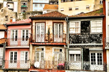 Ocak ayında Porto şehrinde güzel ve eski renkli cepheler