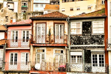 Ocak ayında Porto şehrinde güzel ve eski renkli cepheler