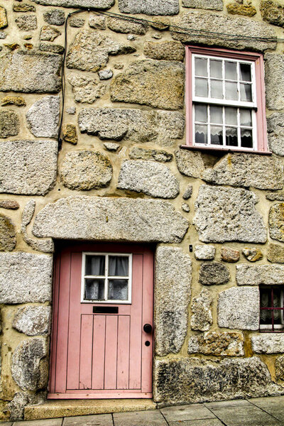 Красивые и старые красочные фасады в Порту в январе