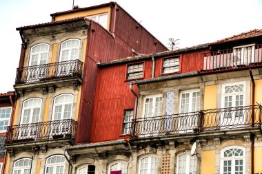 Ocak ayında Porto şehrinde güzel ve eski renkli cepheler