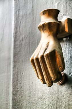 Portekiz, Porto 'daki eski yeşil ahşap kapıya el şeklinde altın kapı tokmağı.