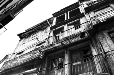 Ocak ayında Porto şehrinde hasarlı cepheli güzel ve terk edilmiş evler