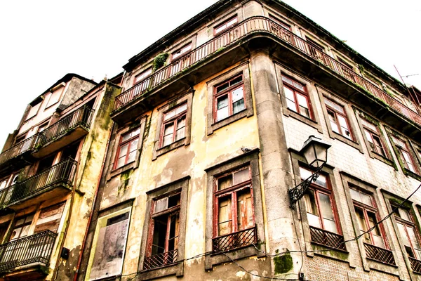 Ocak Ayında Porto Şehrinde Terk Edilmiş Güzel Eski Renkli Cepheler — Stok fotoğraf