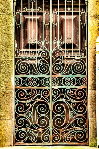 Porta Verde Madeira Velha Com Cerca Ferro Forjado Porto Portugal — Fotografia de Stock