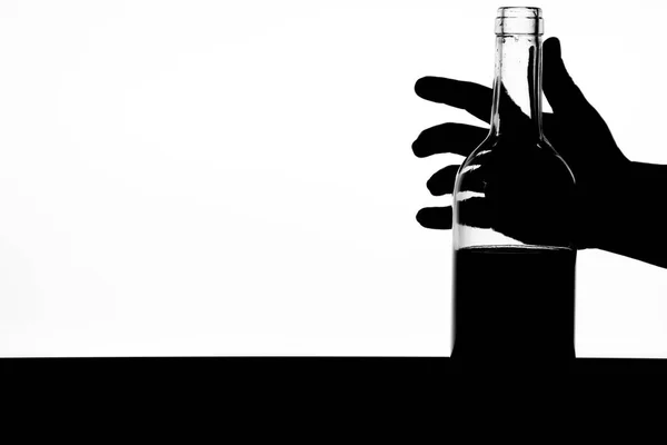 Silhouette Der Hand Hält Flasche Rotwein Auf Weißem Hintergrund — Stockfoto