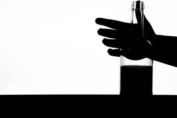 Silhouette Der Hand Hält Flasche Rotwein Auf Weißem Hintergrund — Stockfoto