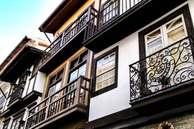Noel 'de Portekiz' in ortaçağ köyü Guimaraes 'in güzel sokakları ve eski taş cepheleri