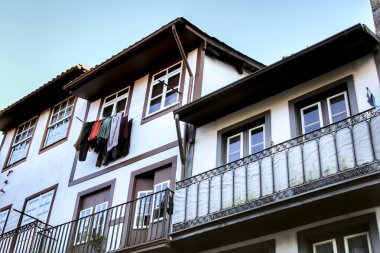 Noel 'de Portekiz' in ortaçağ köyü Guimaraes 'in güzel sokakları ve eski taş cepheleri